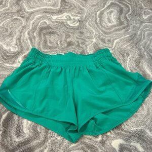 !! Lululemon Hotty Hot shorts 2.5” inseam, color : kelly green , size : 2 !!